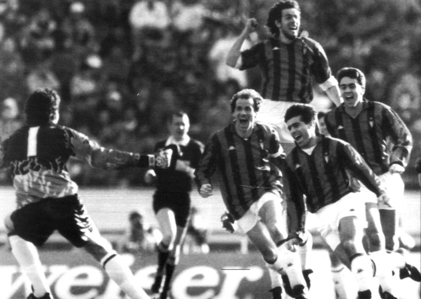 17 dicembre 1989 - Evani esulta dopo il gol partita al Nacional Medellin nei tempi supplementari: il Milan vince la Coppa Intercontinentale, Berlusconi sul tetto del mondo dopo 3 anni dal suo arrivo. Reuters